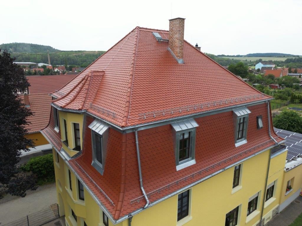 Ziegeldach auf einem Mansarddach