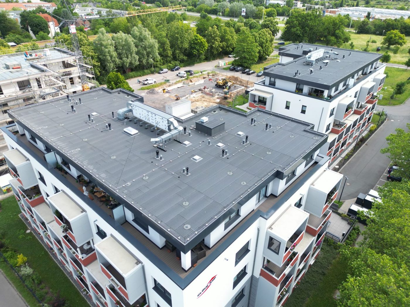 Abgedichtetes Flachdach eines Wohnhauses