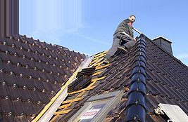 Dachdecker bei der Arbeit am Ziegeldach