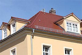 Ziegeldach mit saniertem Schornstein