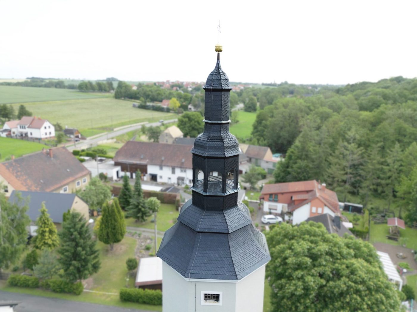 Kirchturm in Schiefer in Zschippach