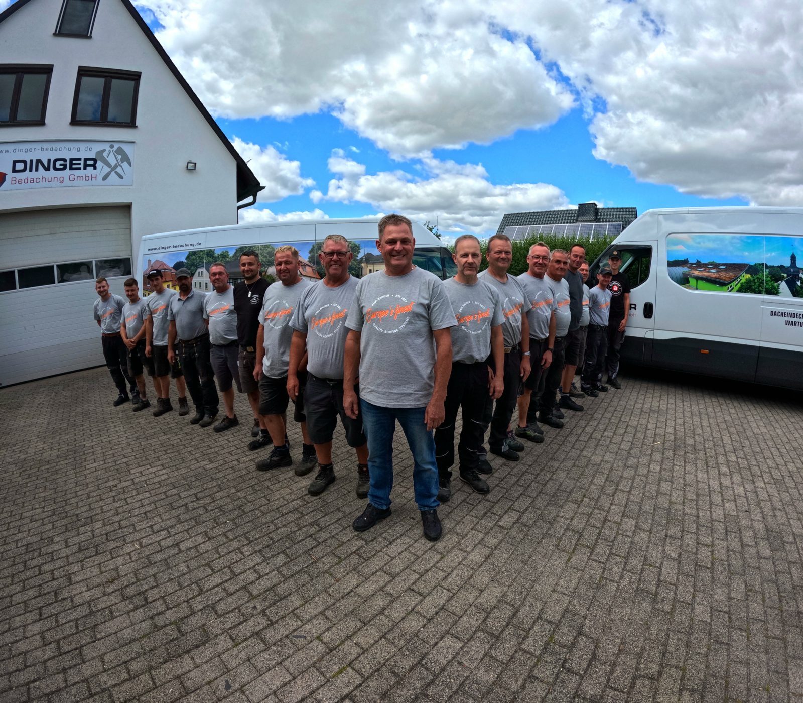 Das Team der Dinger Bedachung GmbH vor dem Firmengebäude in Linda