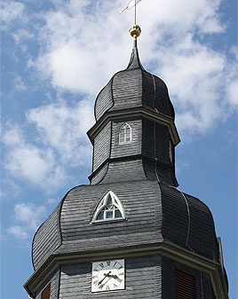 Kirchturm mit Schiefer gedeckt